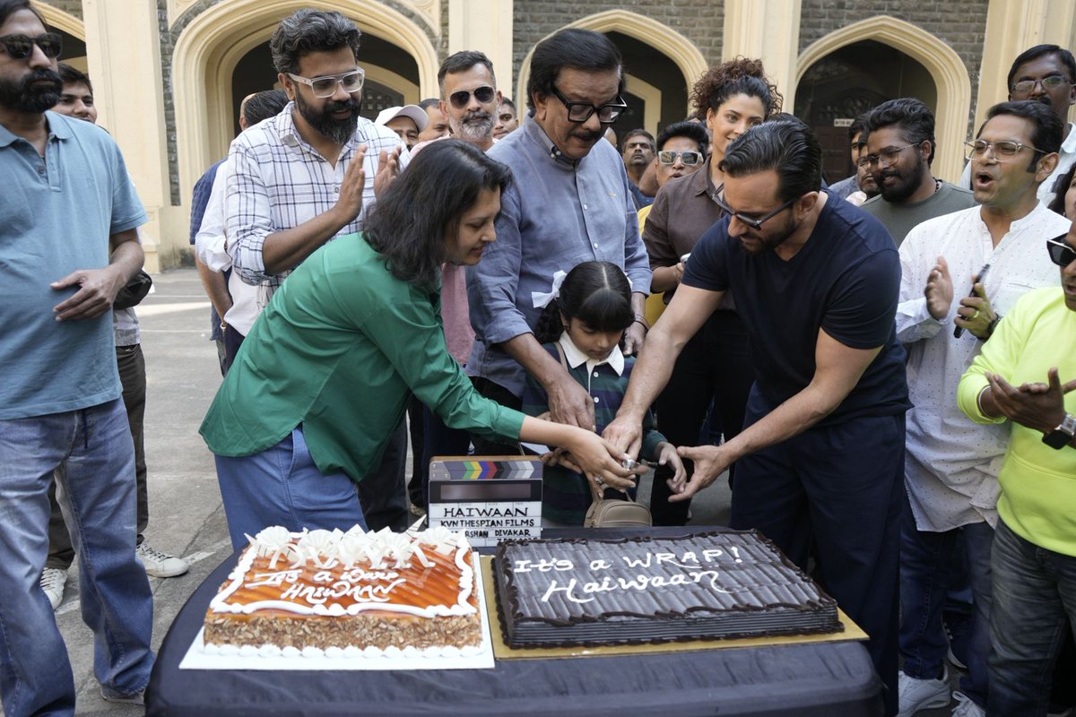 akshay-kumar-saif-ali-khan-celebrate-the-wrap-up-of-haiwaan-shooting-with-a-special-crew-picture